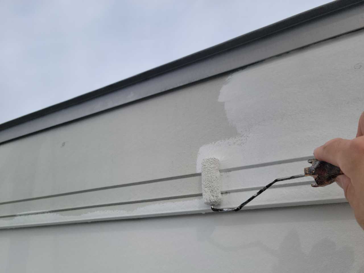 仕上げ塗装1回目です。