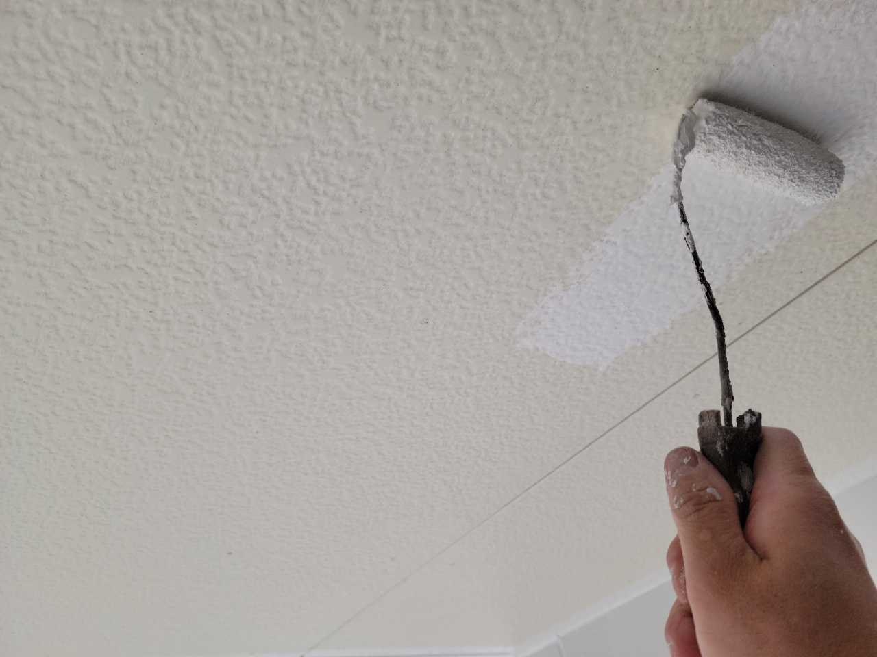 仕上げ塗装1回目です。