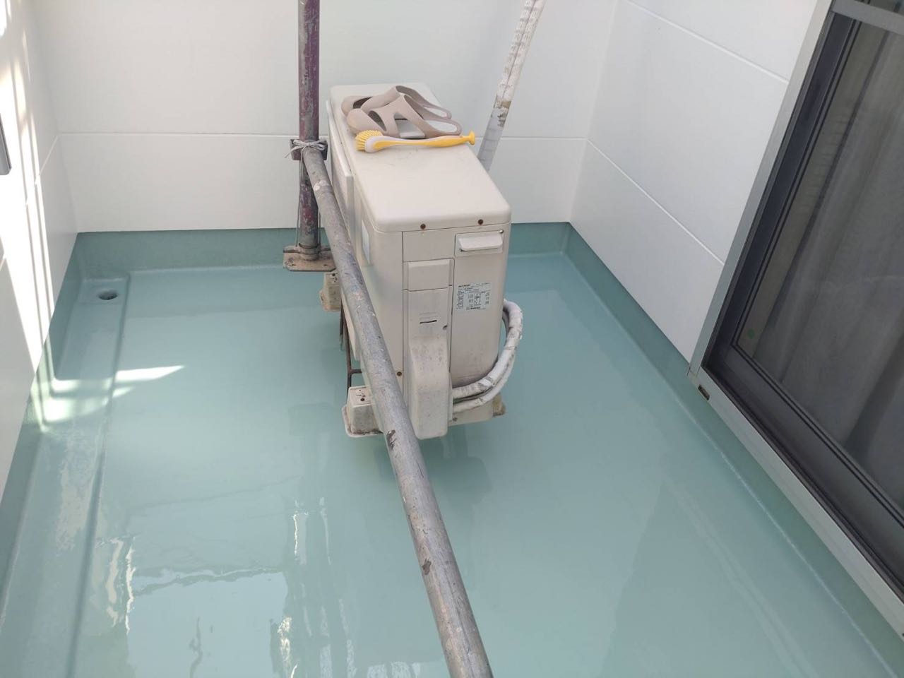 ウレタン防水塗布1回目。