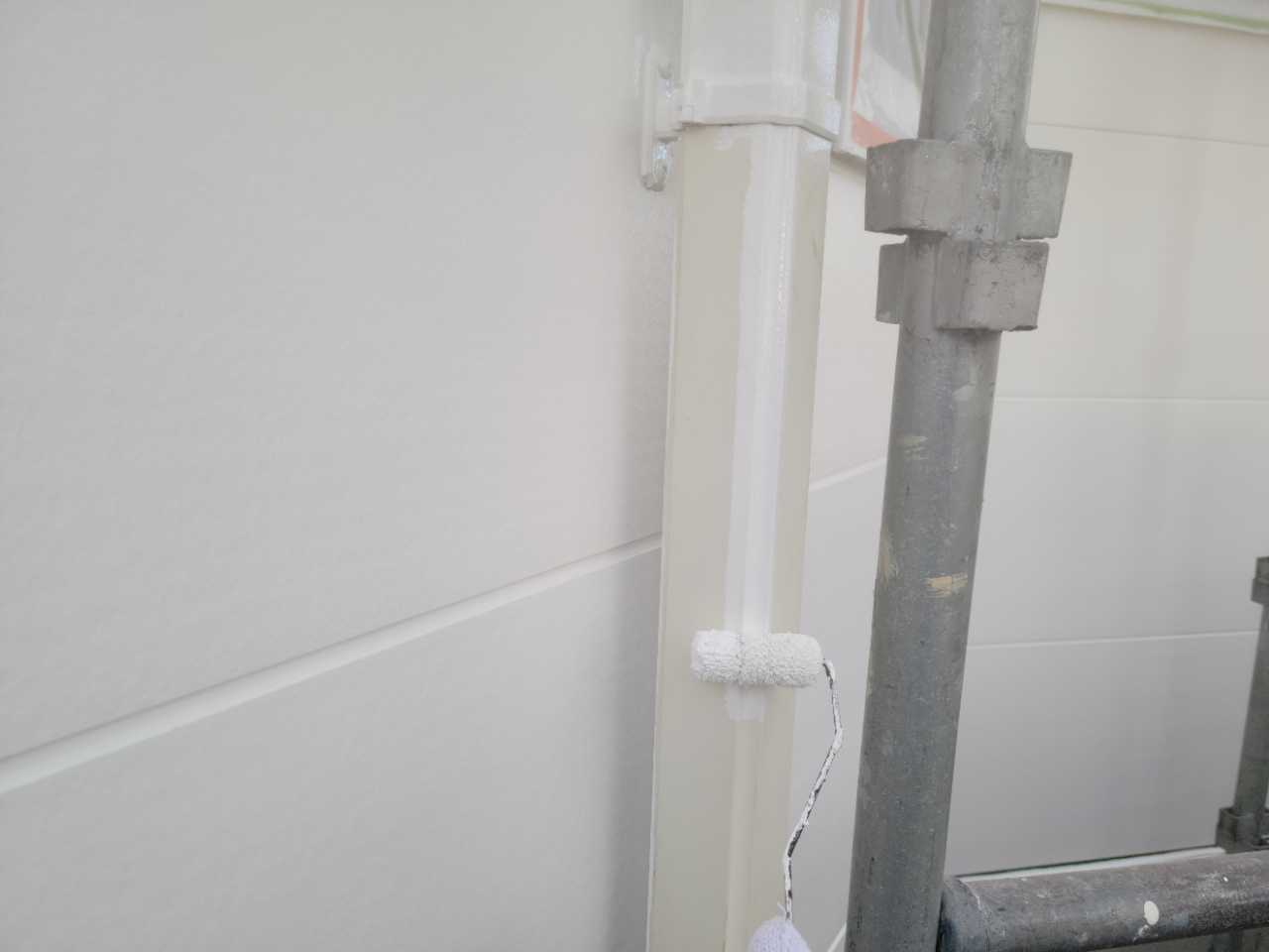 仕上げ塗装1回目です。