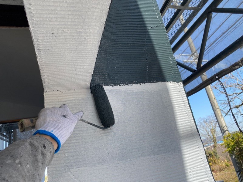 仕上げ塗装1回目です。