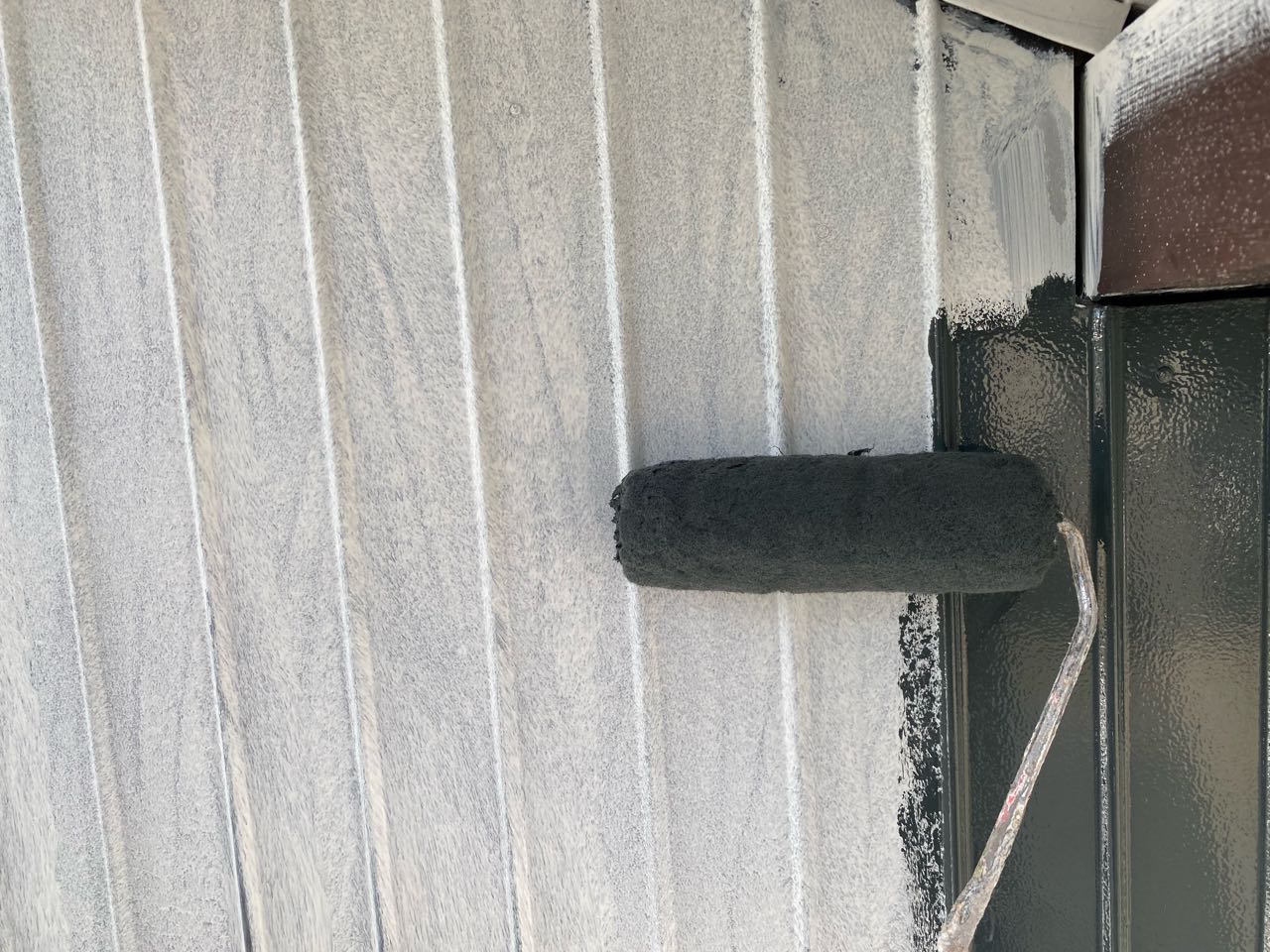 仕上げ塗装1回目です。