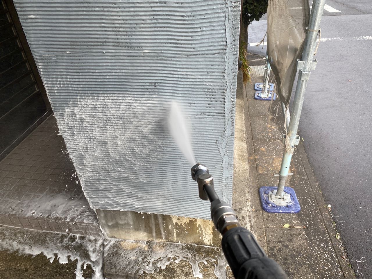 高圧洗浄します。