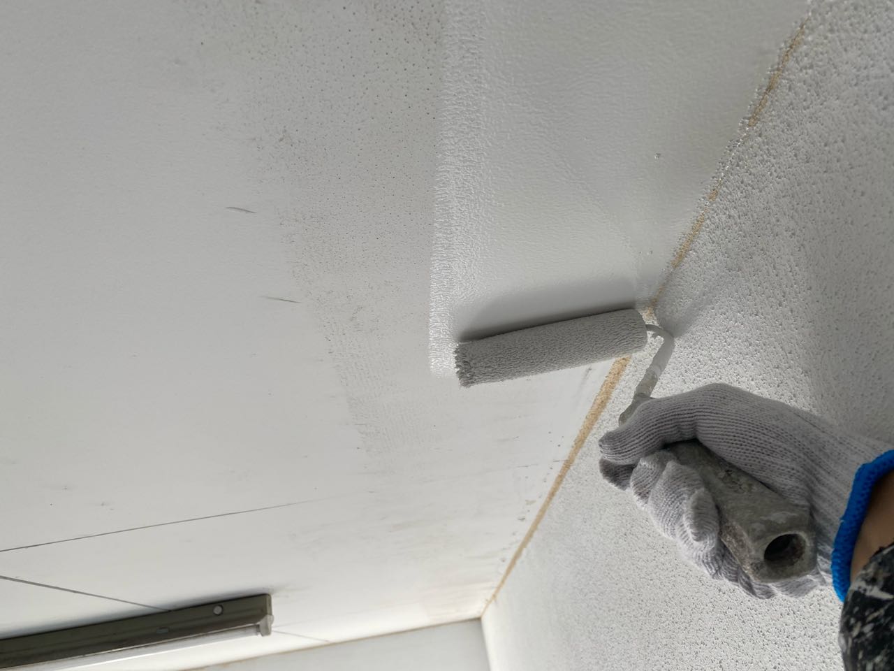 仕上げ塗装1回目です。