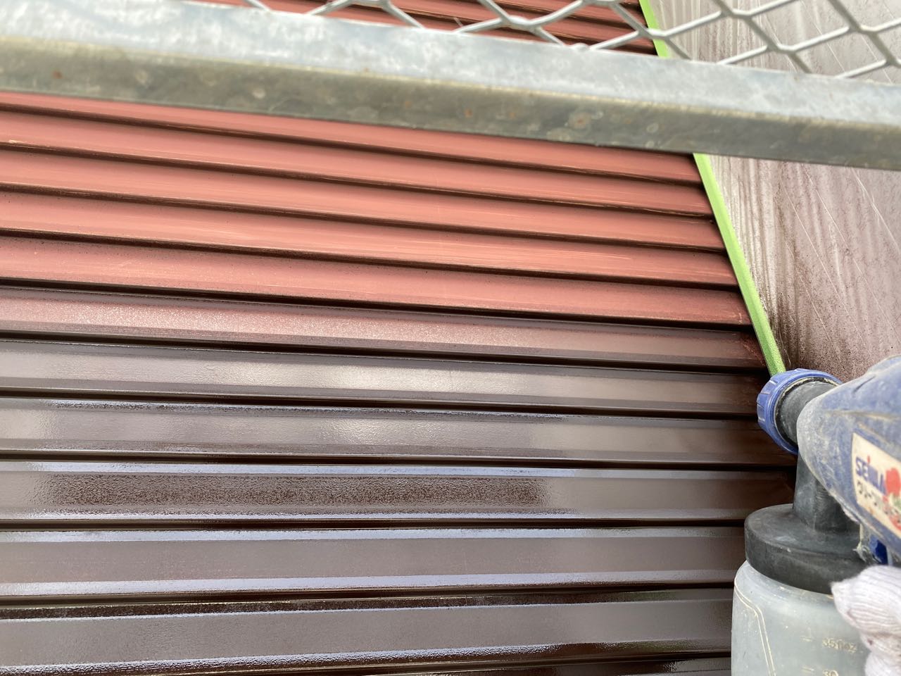 仕上げ塗装1回目です。