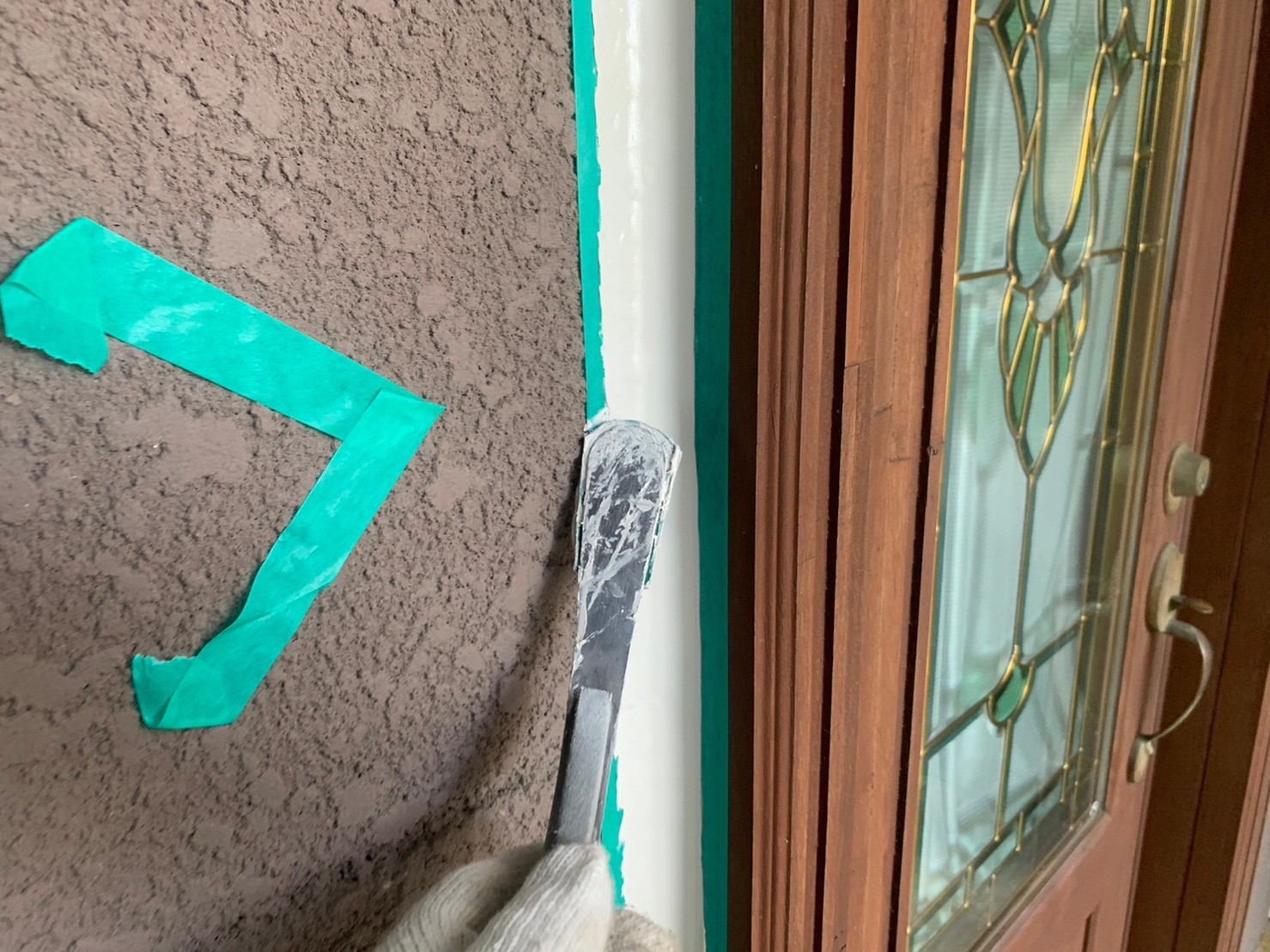 へらで押さえ込みます。