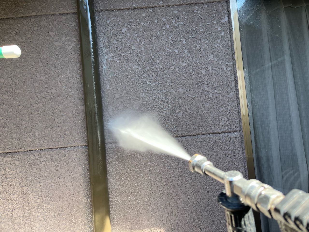 高圧洗浄します。