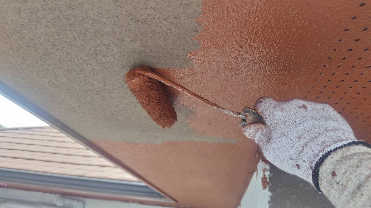 仕上げ塗装1回目です。