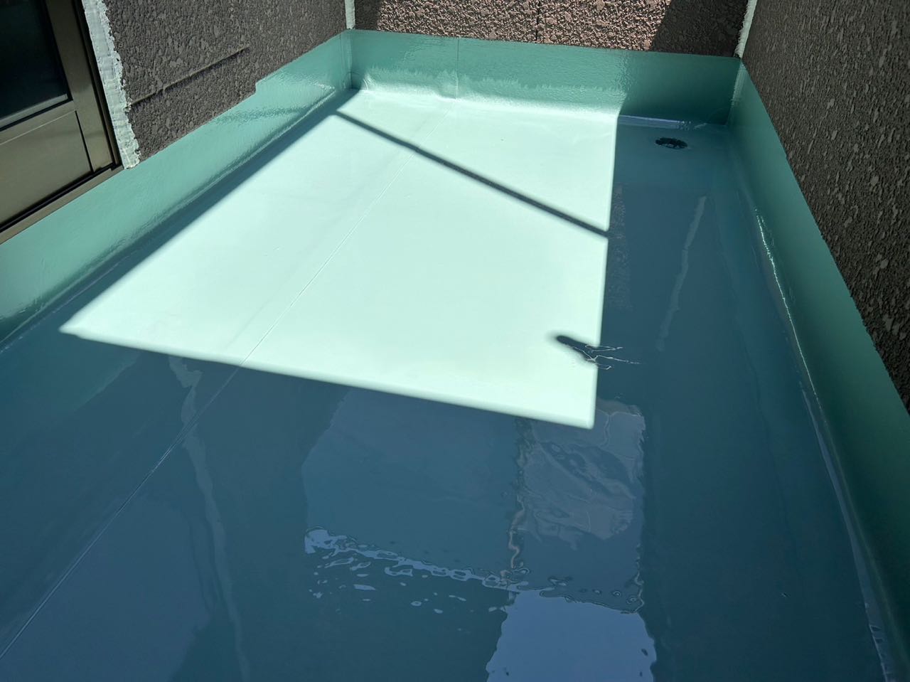 ウレタン防水塗布1回目。
