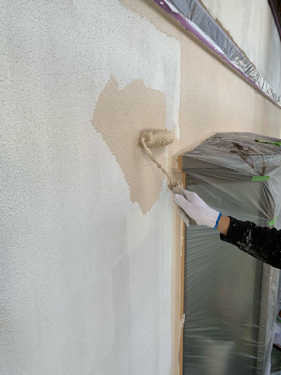 仕上げ塗装1回目です。