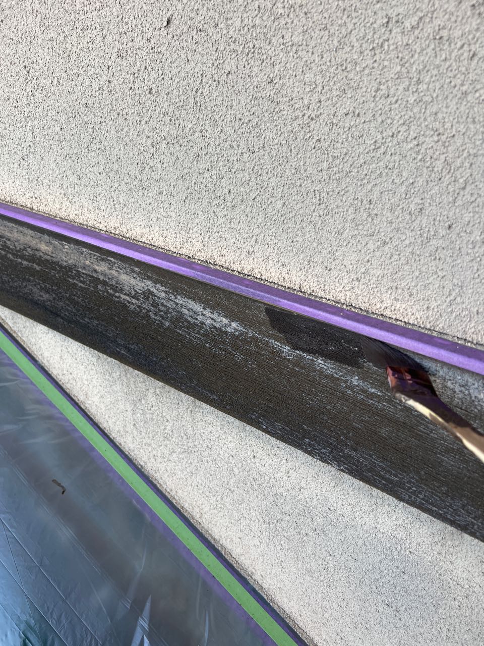 仕上げ塗装1回目です。