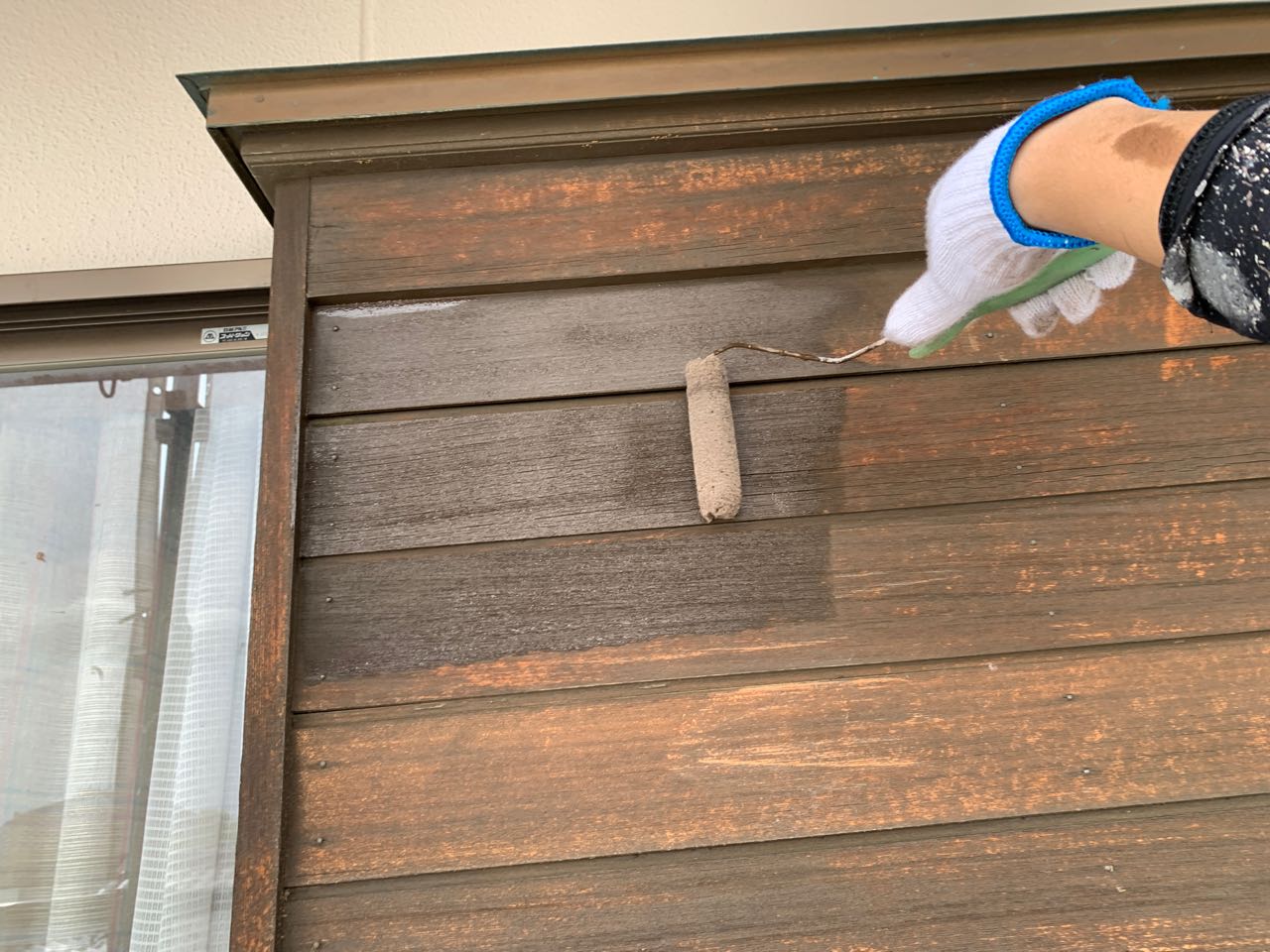 仕上げ塗装1回目です。