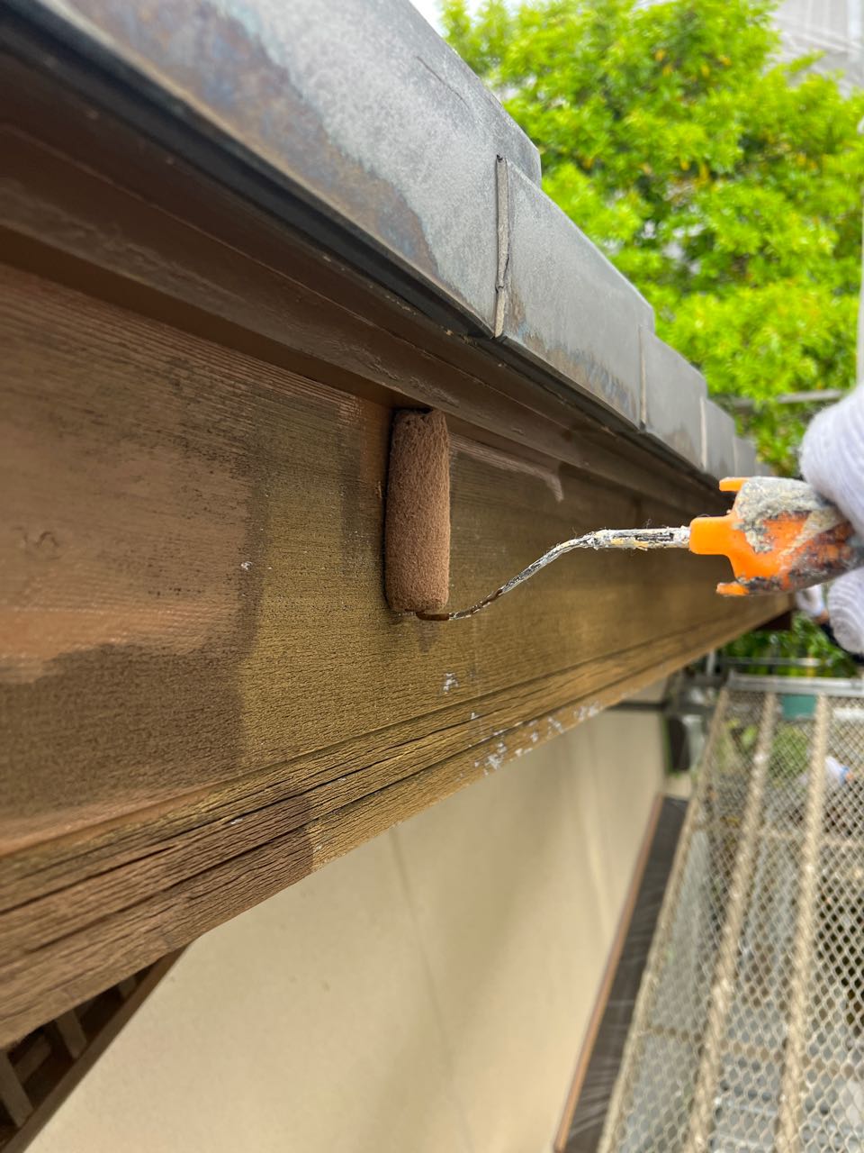 仕上げ塗装1回目です。