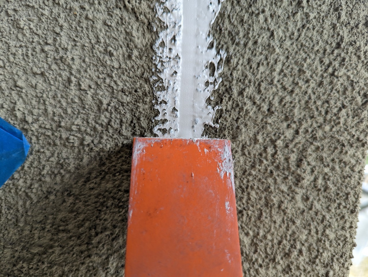 へらで押さえ込みます。