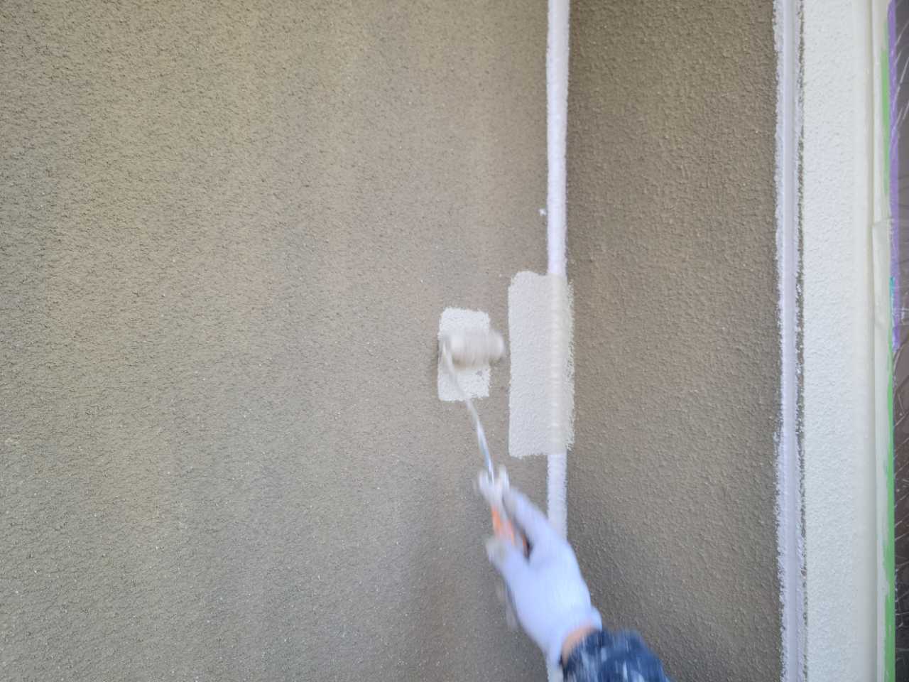 仕上げ塗装1回目です。