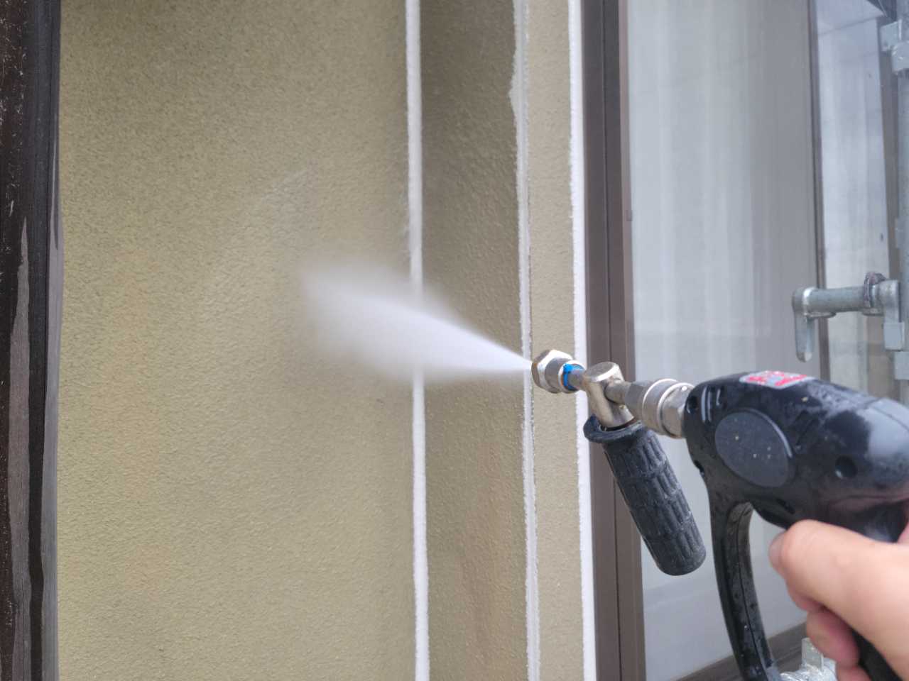 高圧洗浄します。