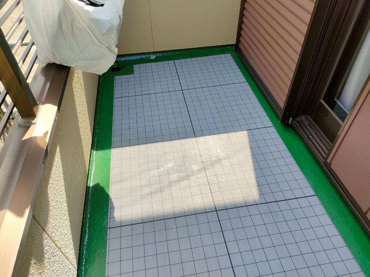 自着シートを張ります。