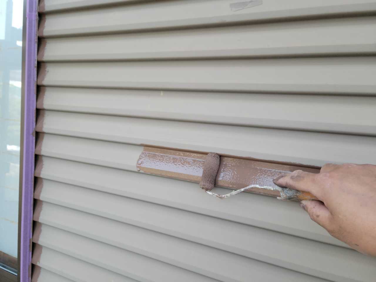 仕上げ塗装1回目です。