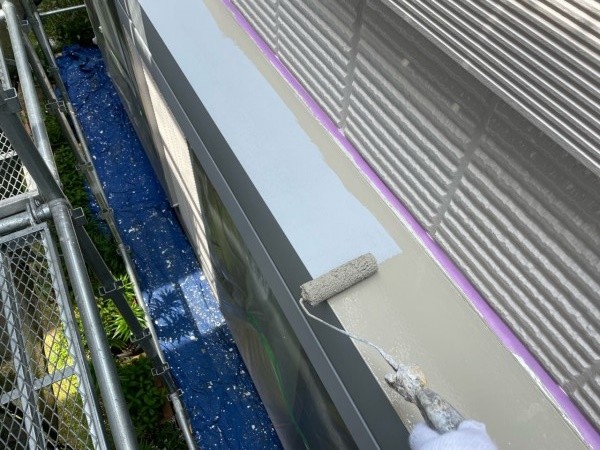 仕上げ塗装1回目です。