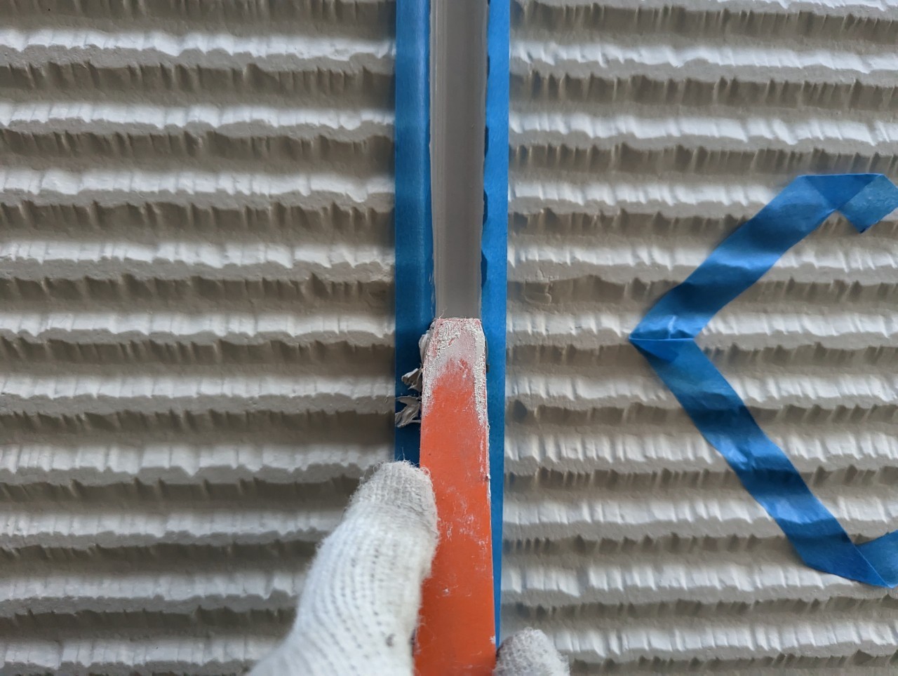 へらで押さえ込みます。