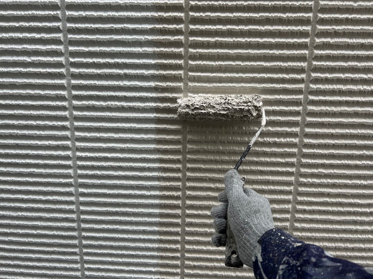 仕上げ塗装1回目です。