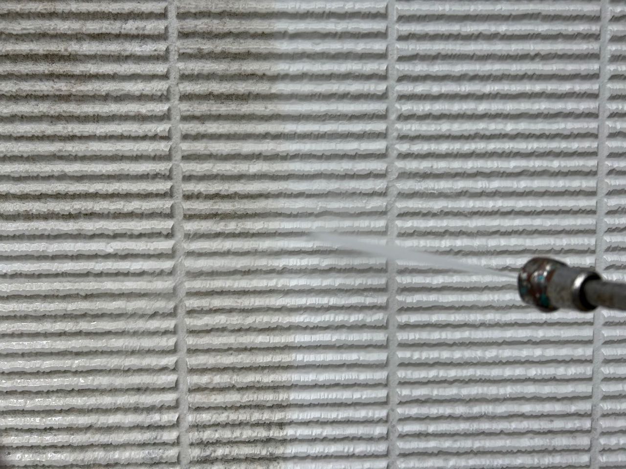 高圧洗浄します。