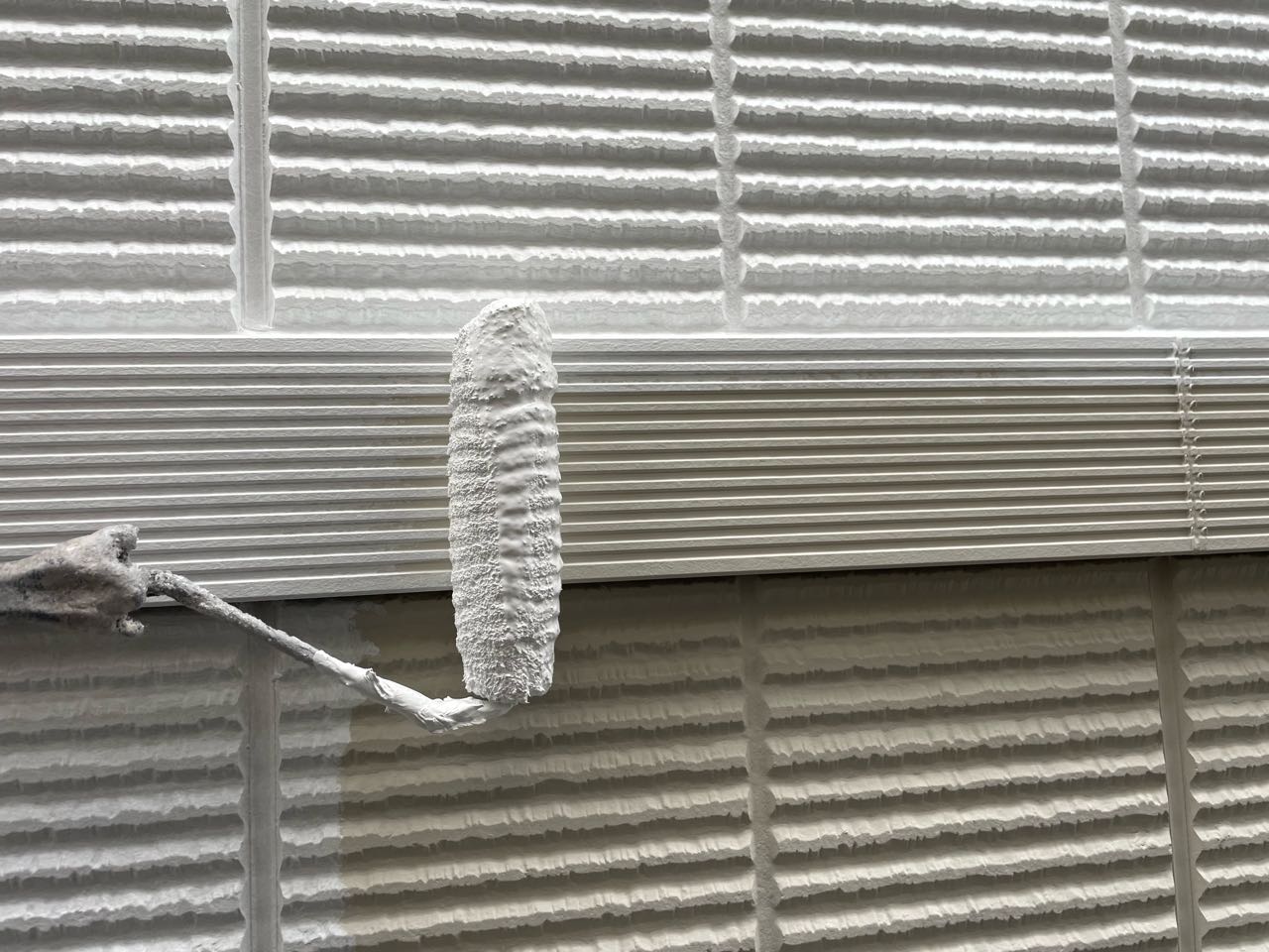 仕上げ塗装1回目です。