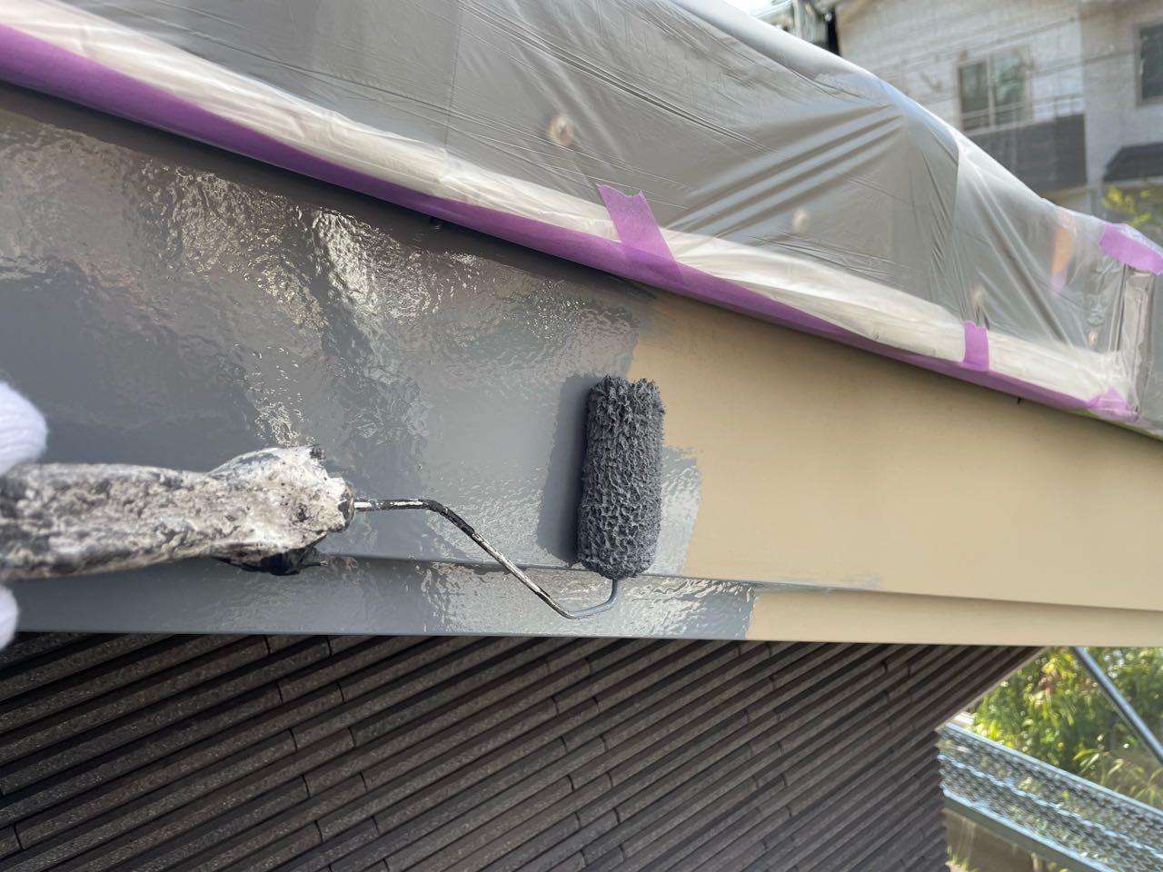 仕上げ塗装1回目です。