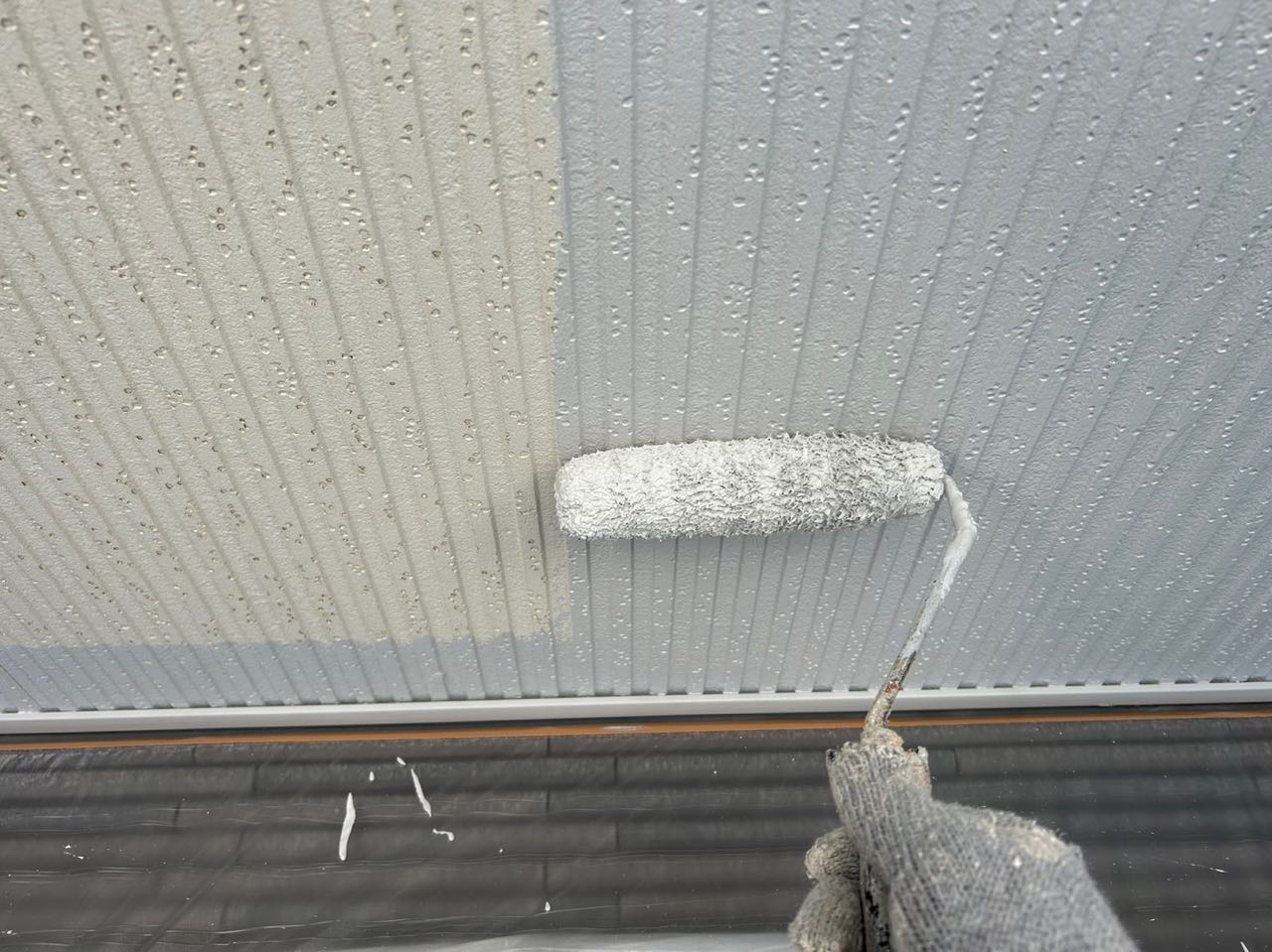 仕上げ塗装1回目です。