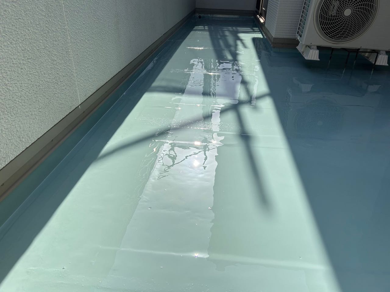 ウレタン防水塗布1回目。