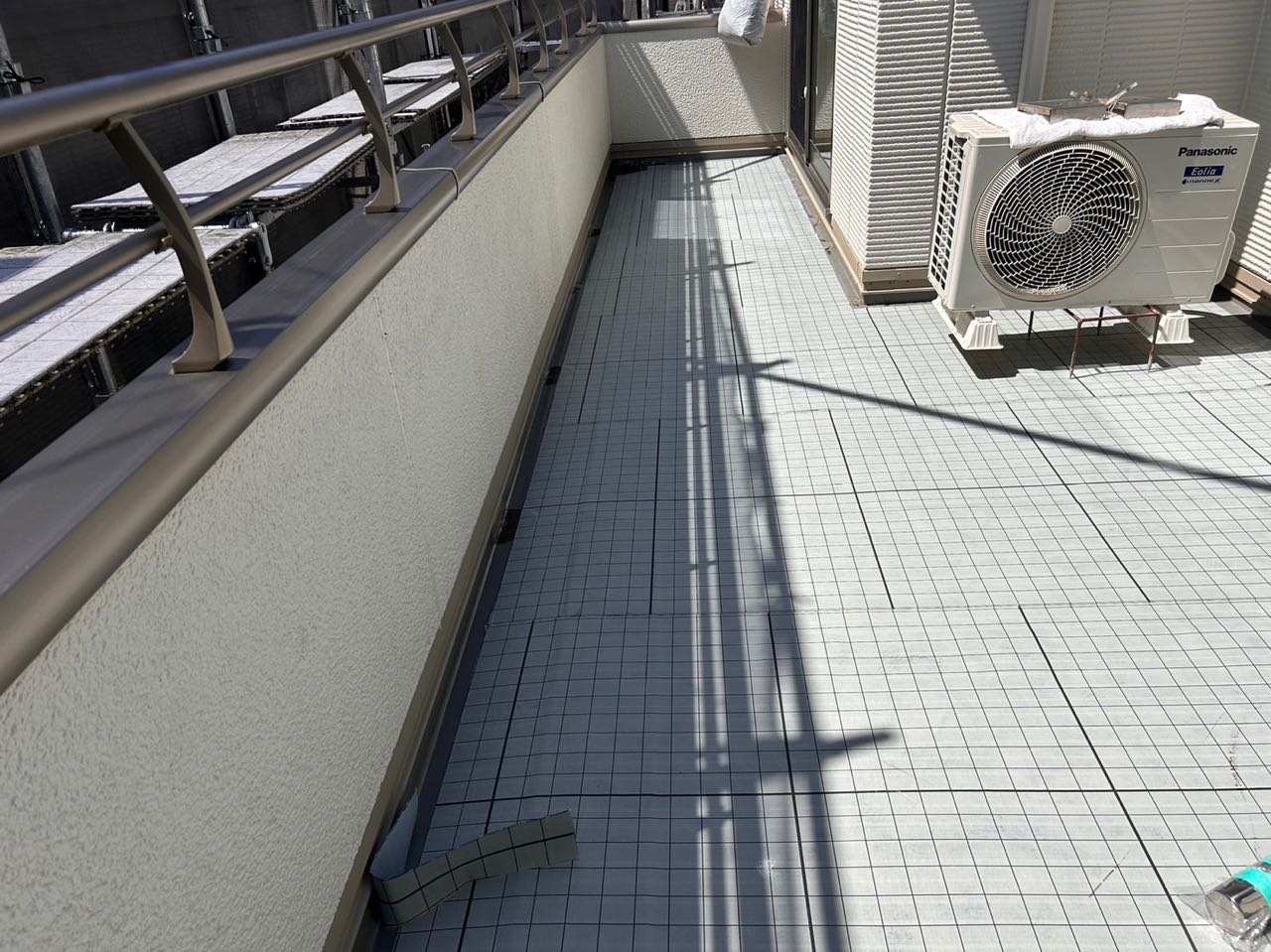 自着シートを張ります。