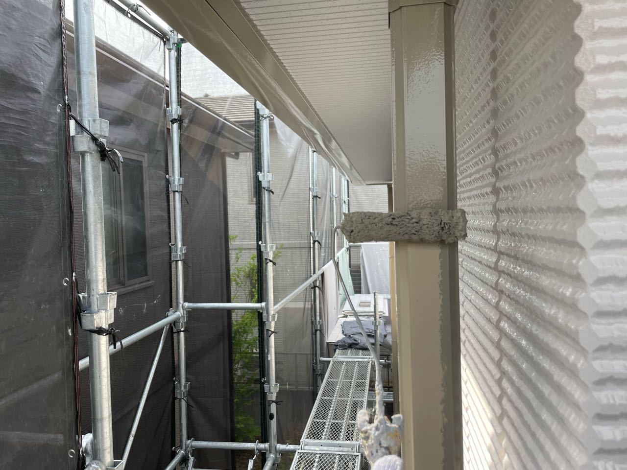 仕上げ塗装1回目です。