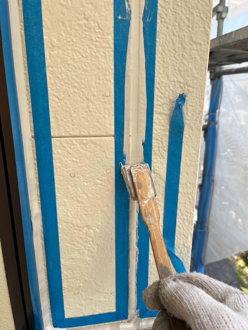 へらで押さえ込みます。