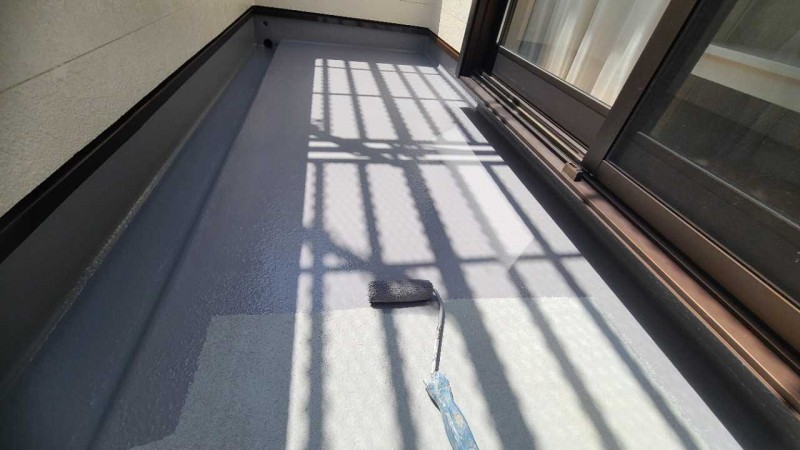 ウレタン防水塗布1回目。