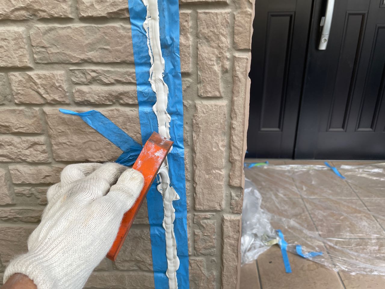 へらで押さえ込みます。