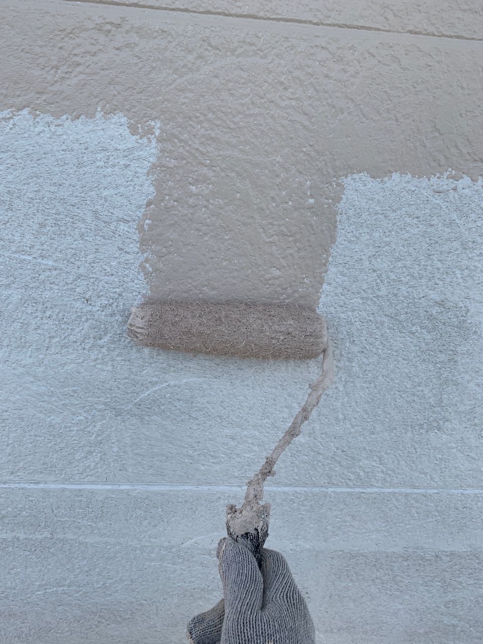 仕上げ塗装1回目です。