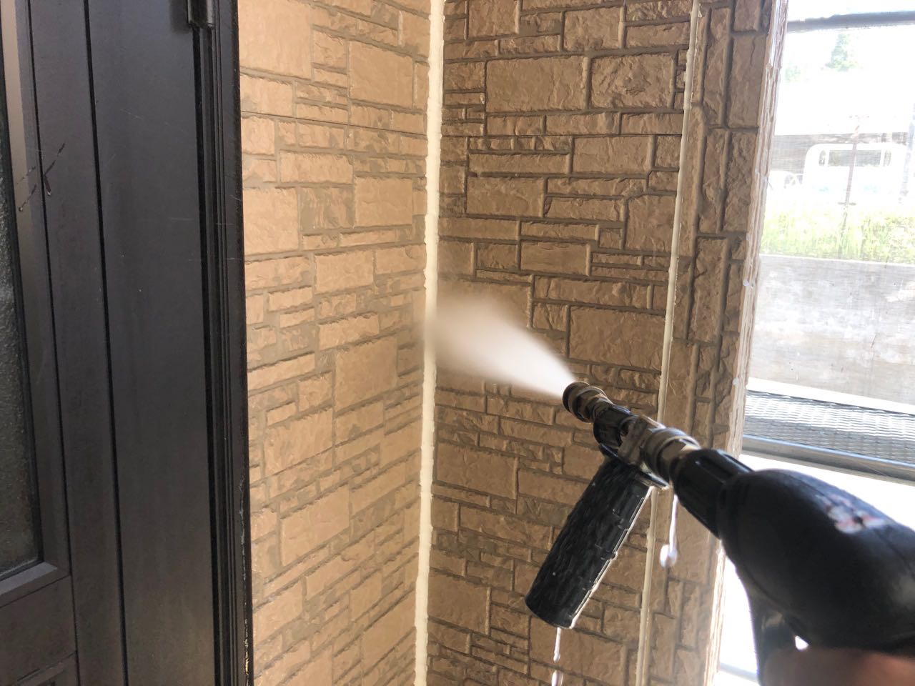 高圧洗浄します。