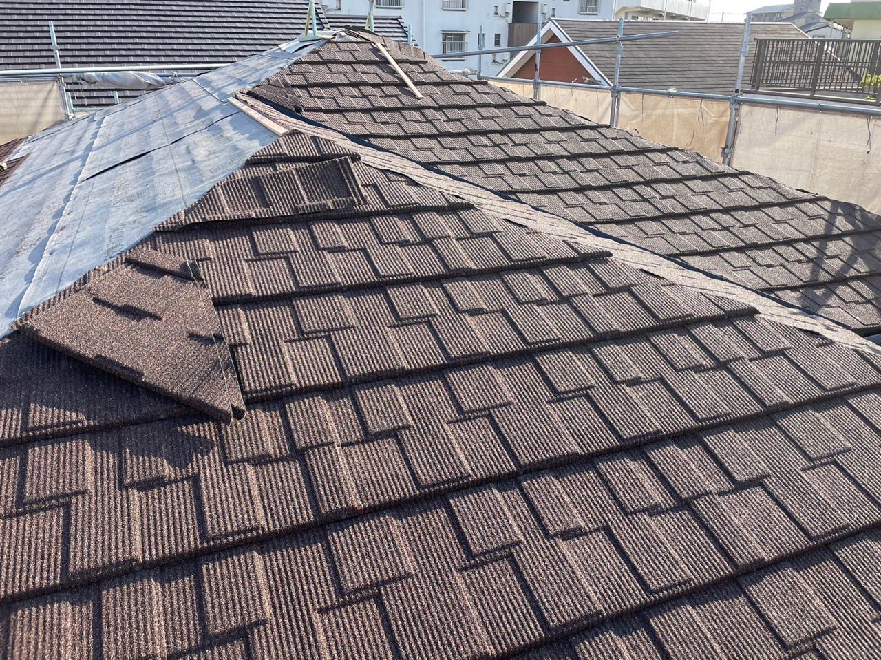 屋根材取り付けです。