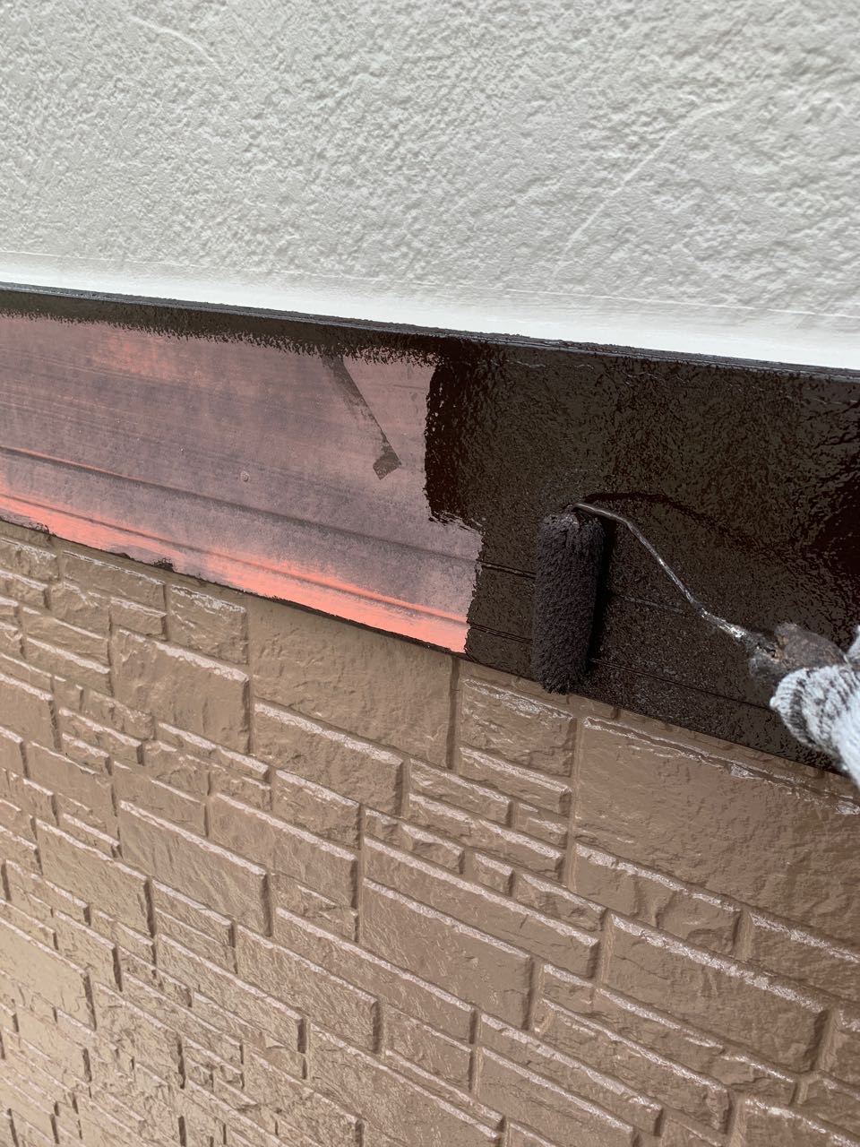 仕上げ塗装1回目です。