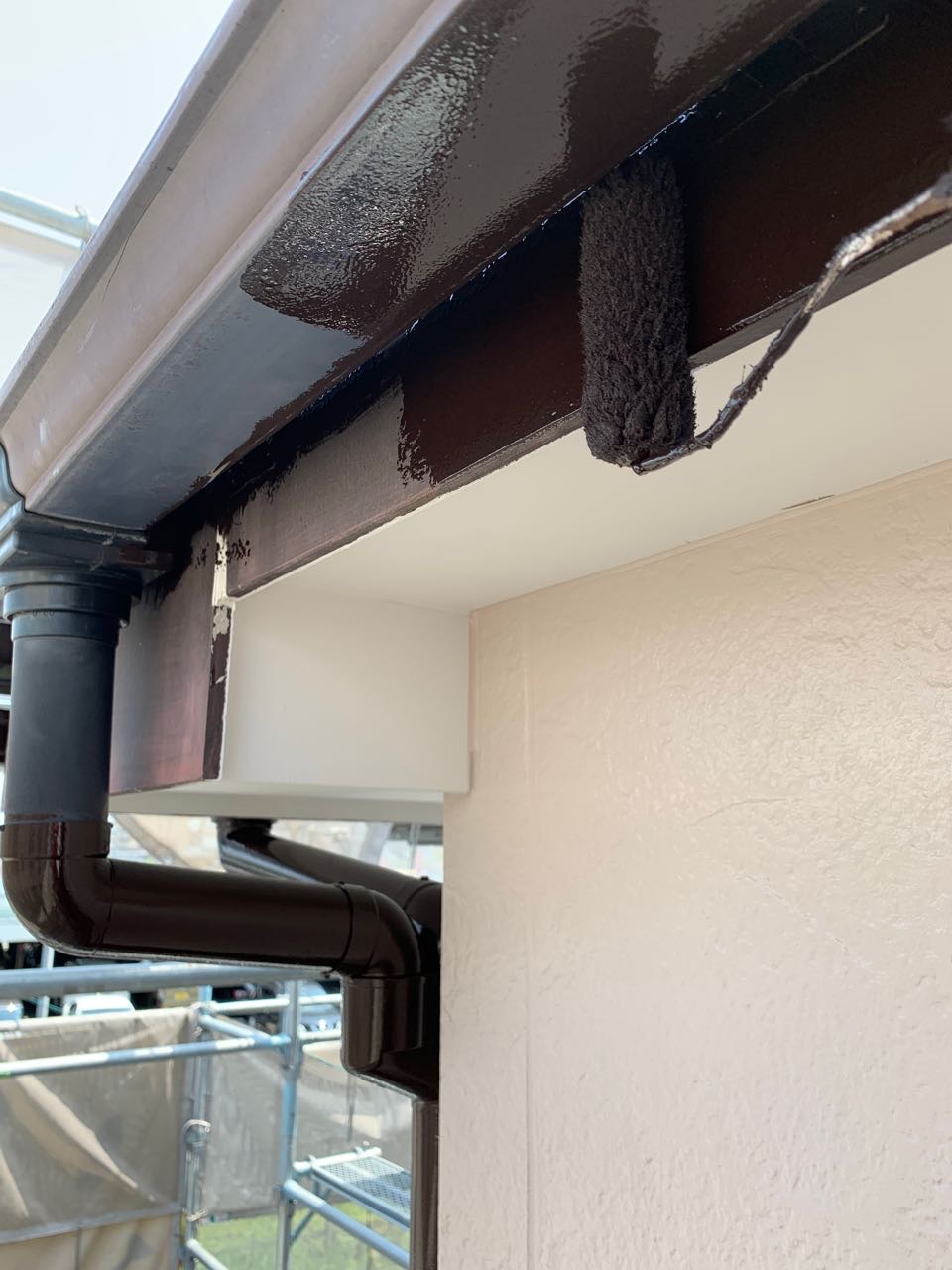 仕上げ塗装1回目です。