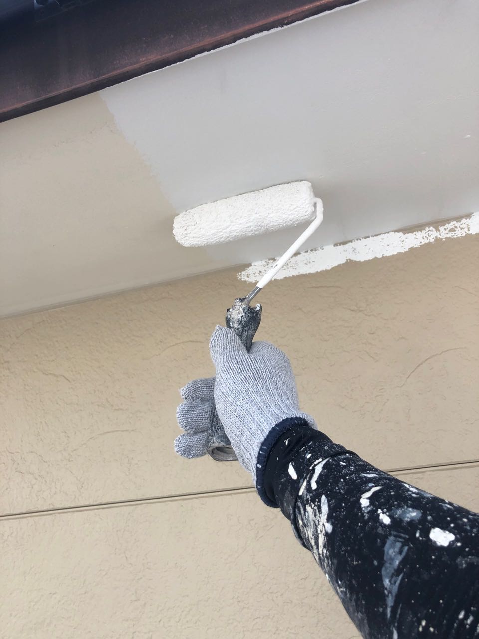 仕上げ塗装1回目です。