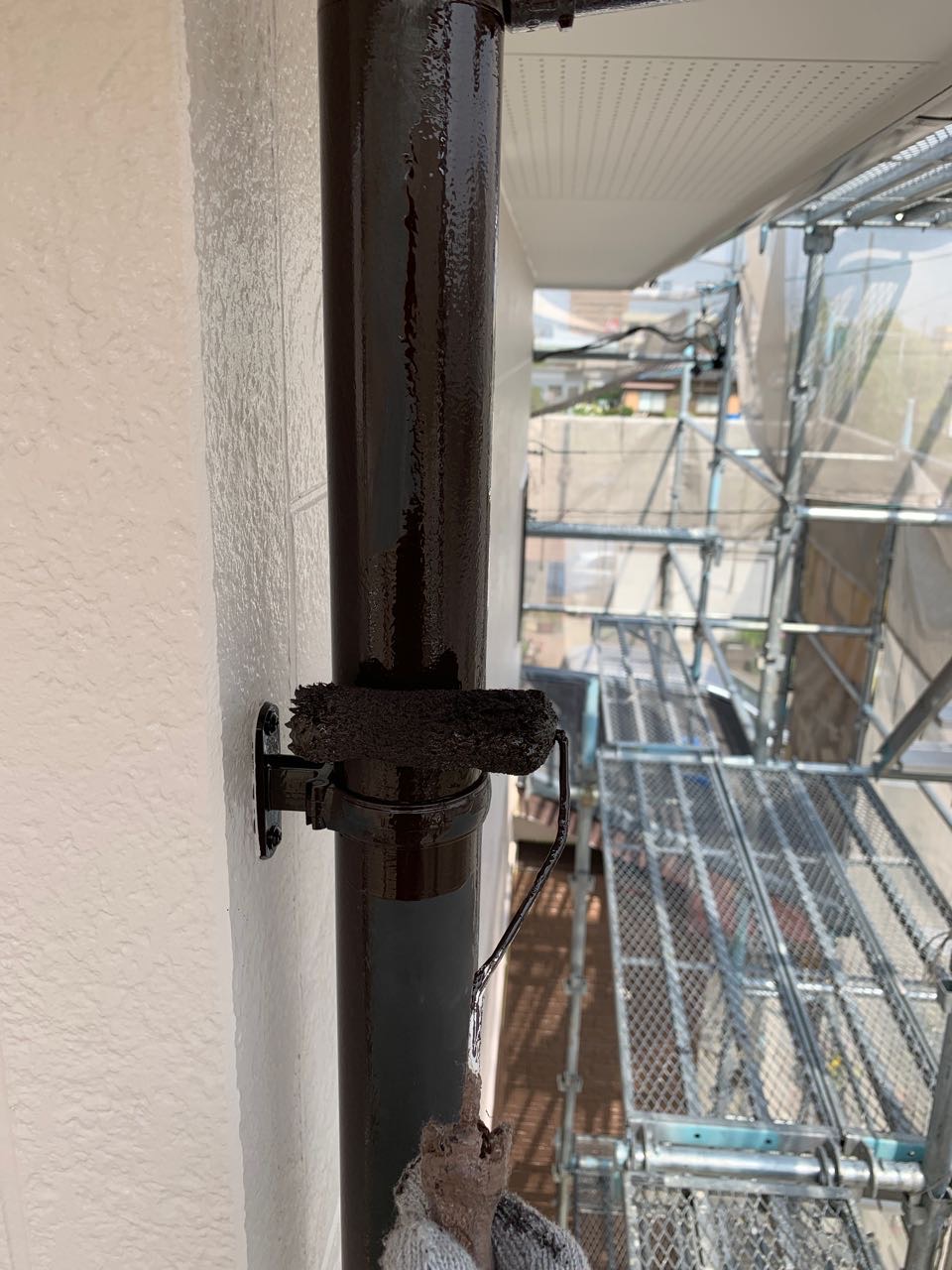 仕上げ塗装1回目です。