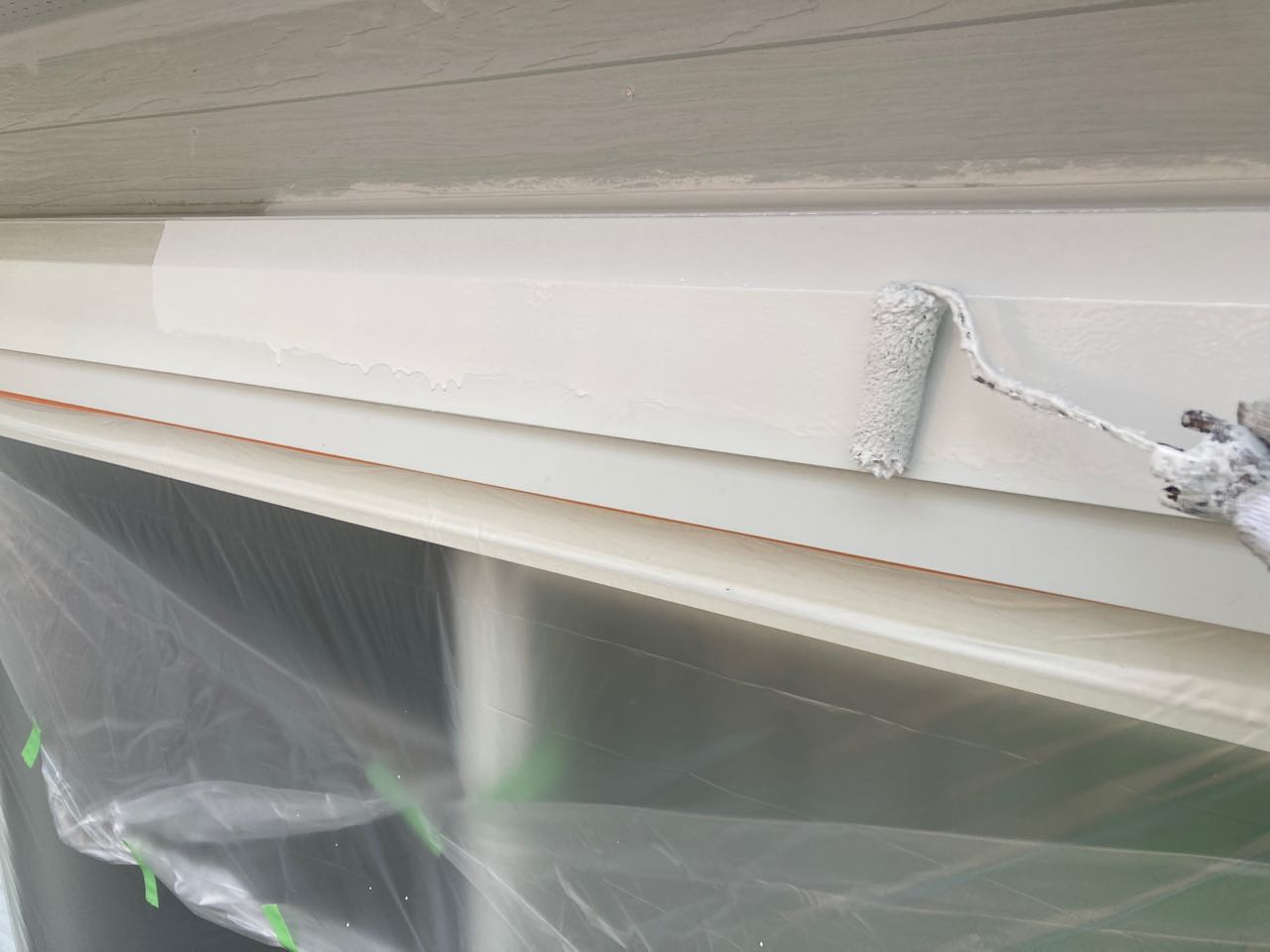 仕上げ塗装1回目です。