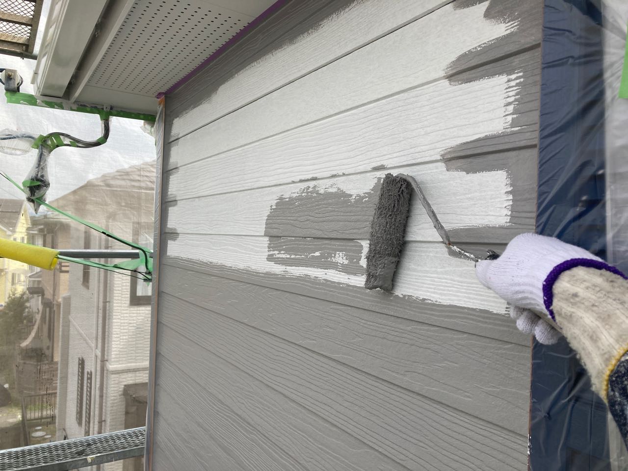 仕上げ塗装1回目です。