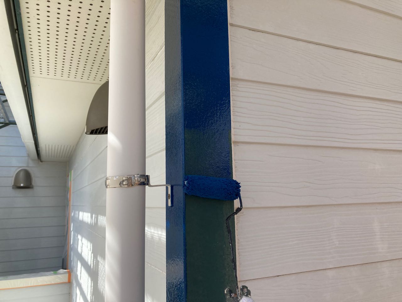 仕上げ塗装1回目です。