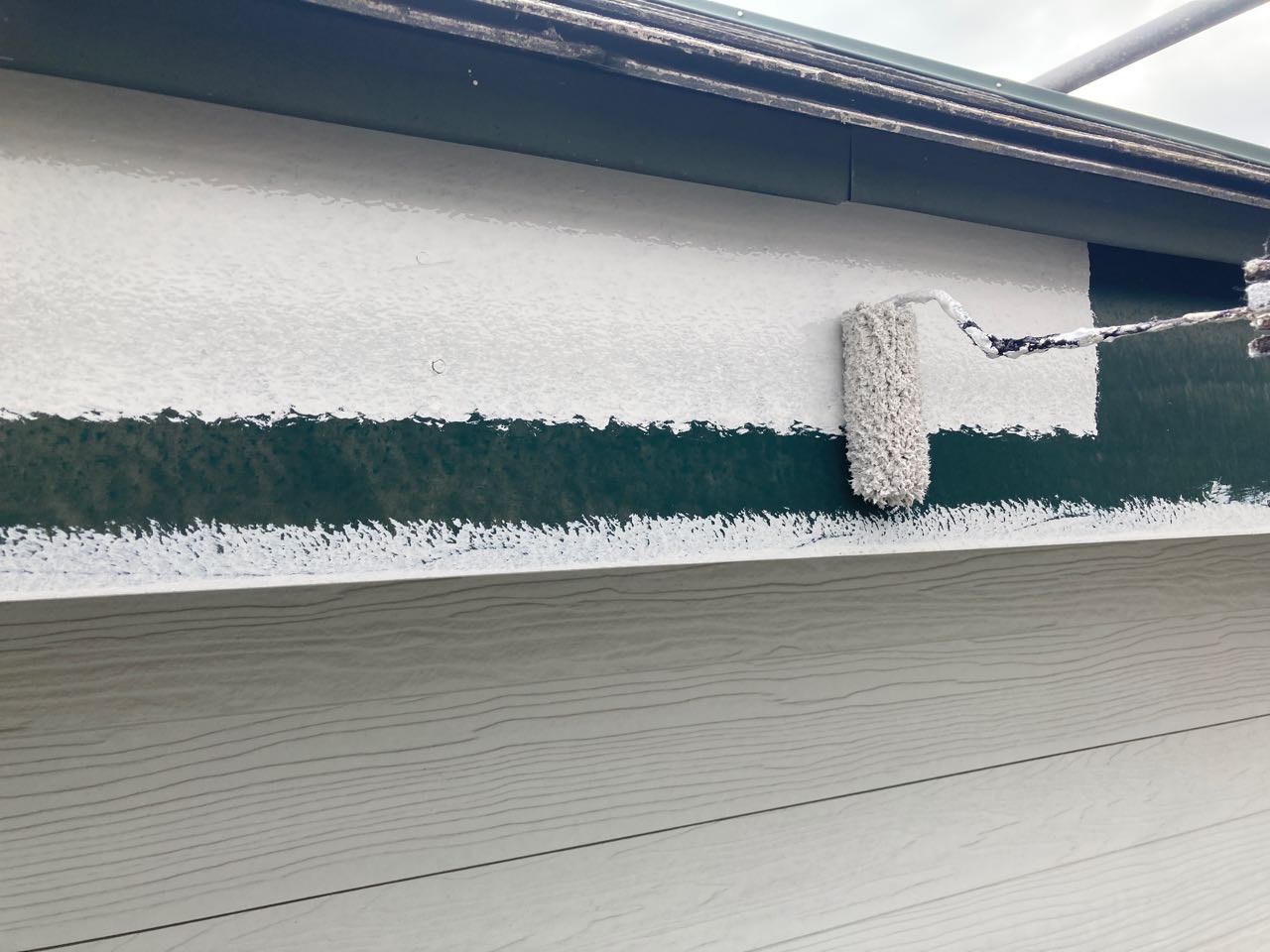 仕上げ塗装1回目です。