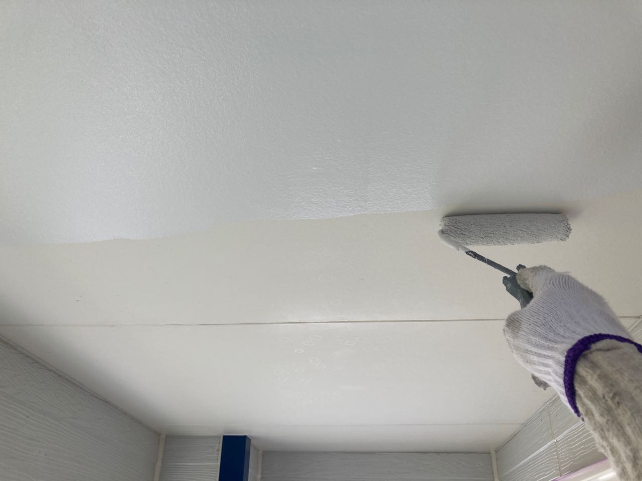 仕上げ塗装1回目です。