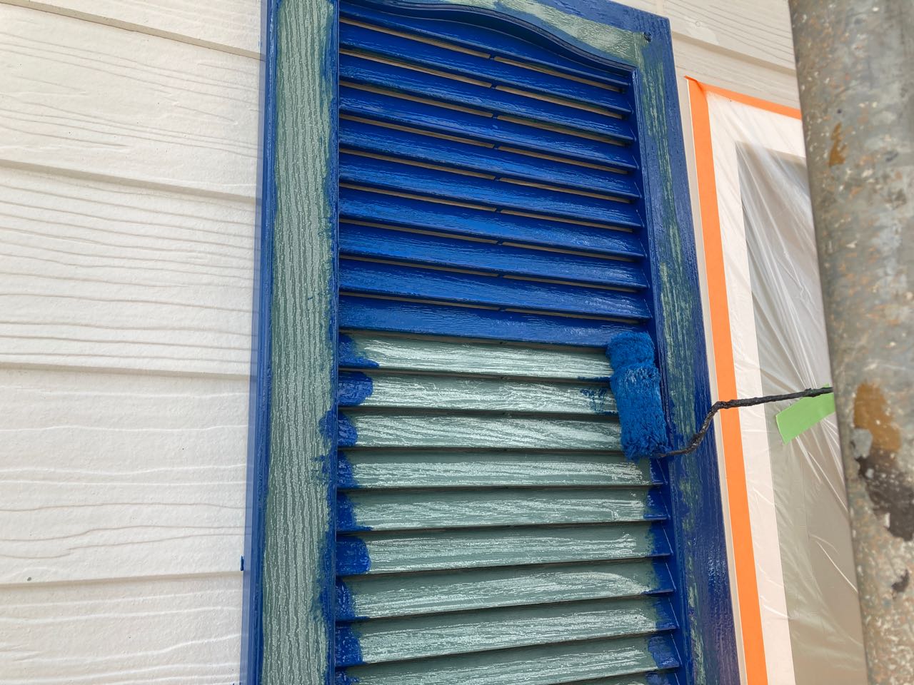 仕上げ塗装1回目です。