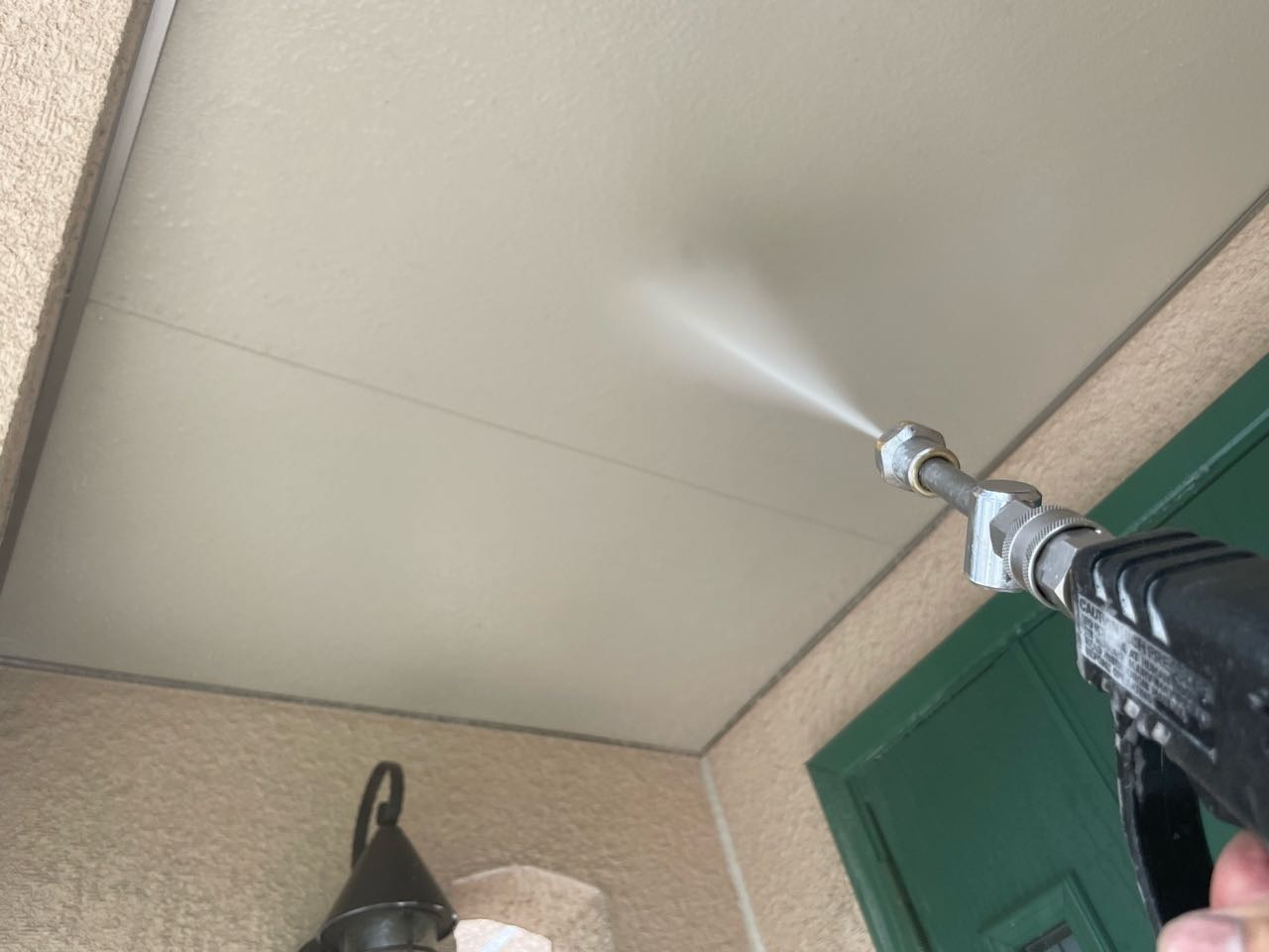 高圧洗浄します。