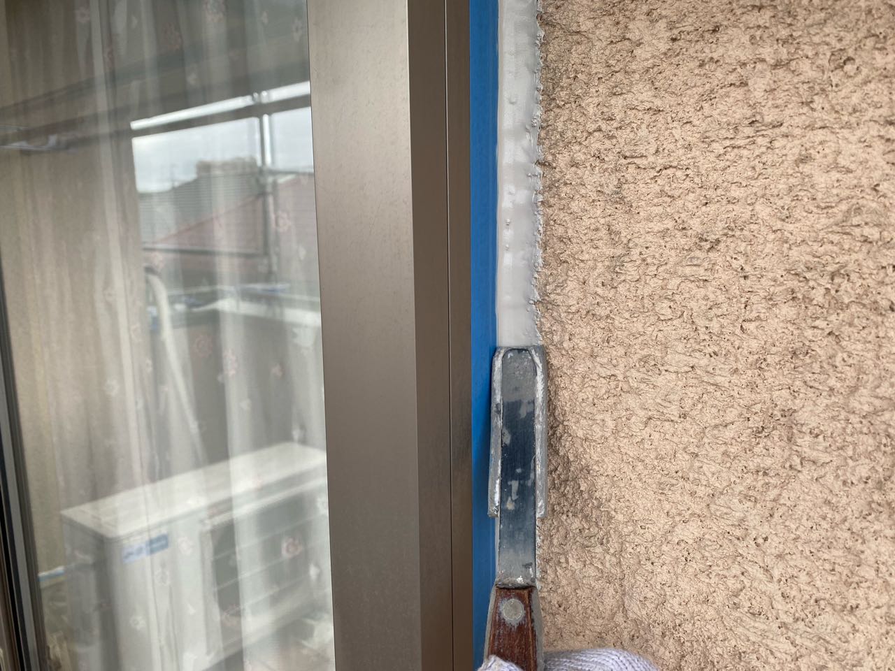 へらで押さえ込みます。